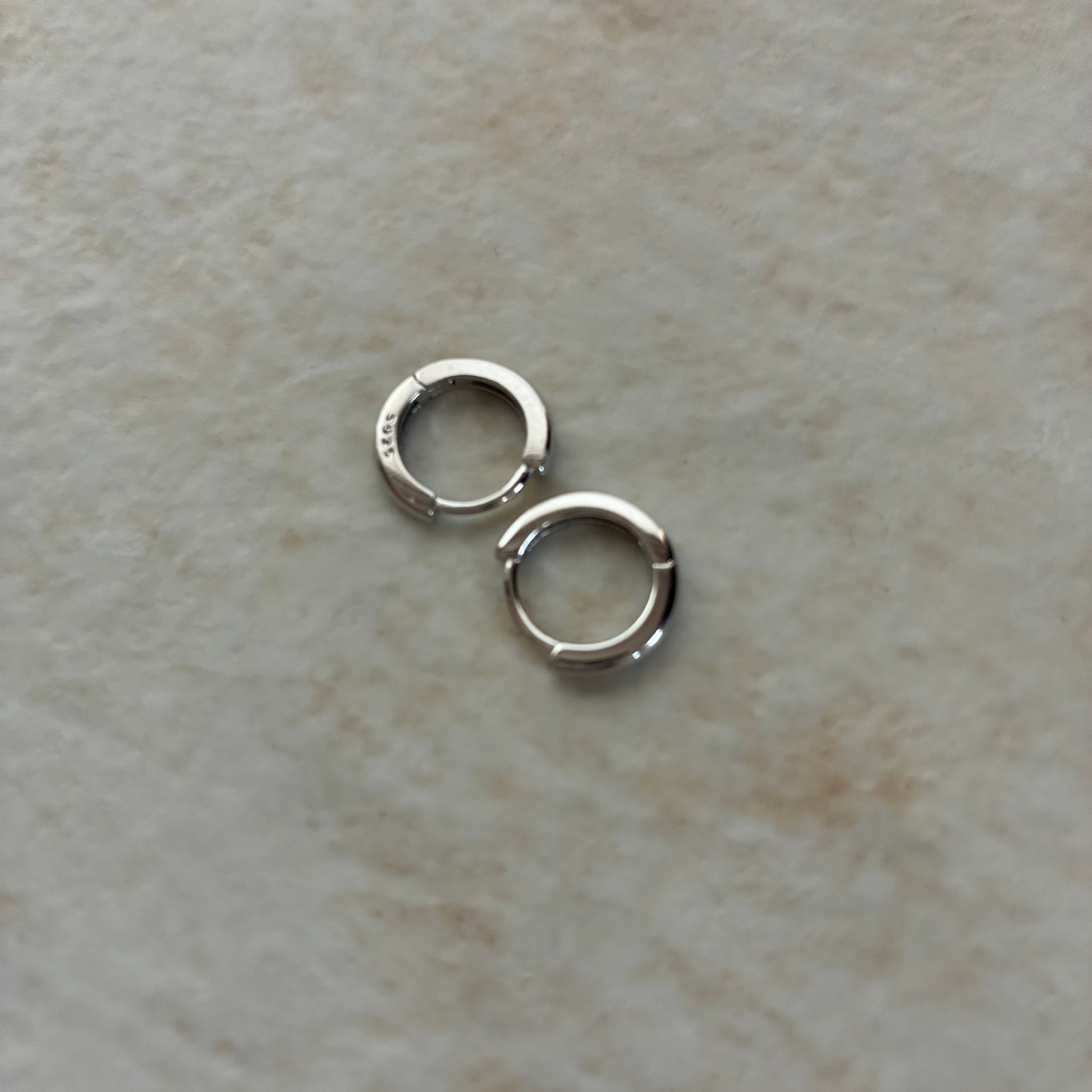 ブラックラブラドライト チャーム付きフープピアス Silver925